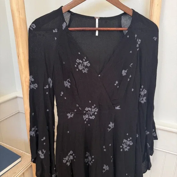 Free People Black Floral Embroidered V-Neck Bell Sleeve Mini Dress Size 0 - Picture 2 of 7